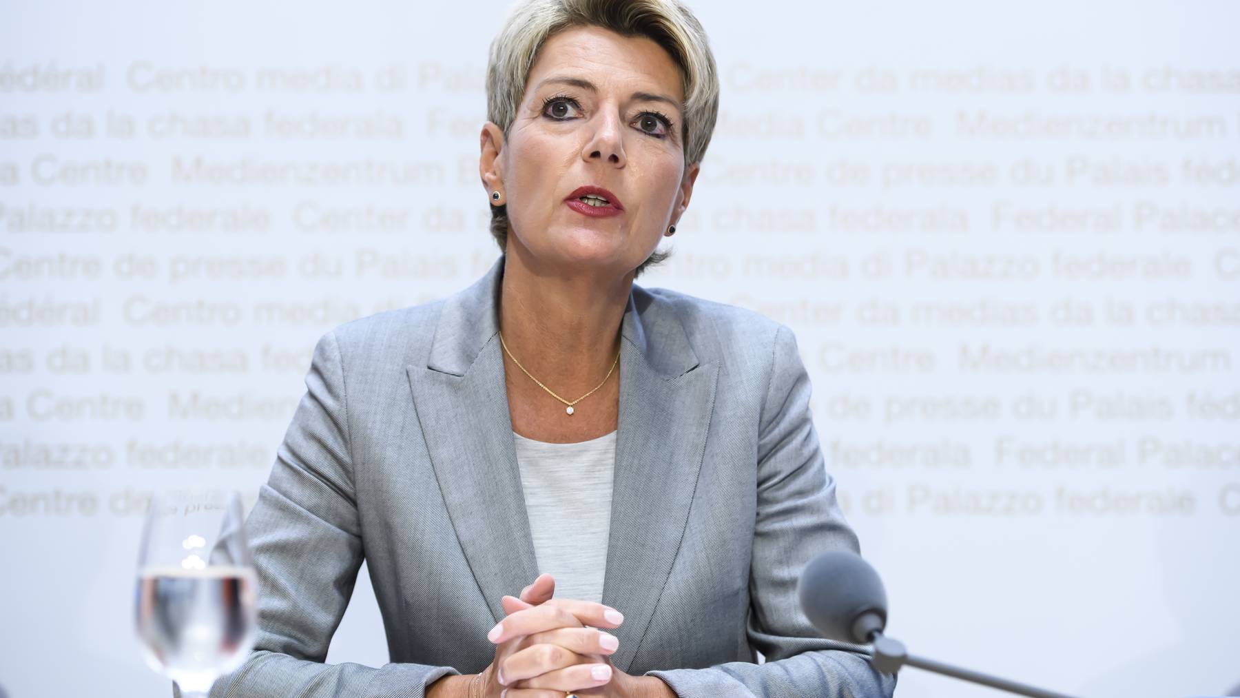 Justizministerin Karin Keller-Sutter erlaubt in dringenden Fällen die Einreise von Geschäftsreisenden.