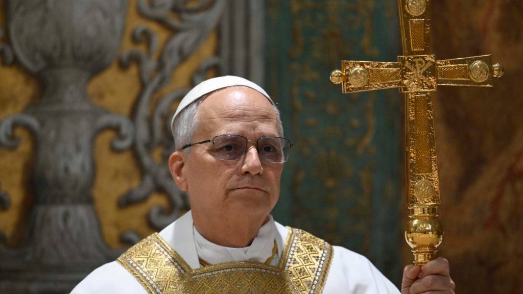 HANDOUT - Der neu gewählte Papst Leo XIV. konzelebriert die Messe mit dem Kardinalskollegium in der Sixtinischen Kapelle im Vatikan am Tag nach seiner Wahl zum 267. Pontifex der römisch-katholischen Kirche. Foto: Uncredited/Vatican media/AP/dpa - ACHTUNG: Nur zur redaktionellen Verwendung bis zum 22.05.2025 im Zusammenhang mit der aktuellen Berichterstattung und nur mit vollständiger Nennung des vorstehenden Credits