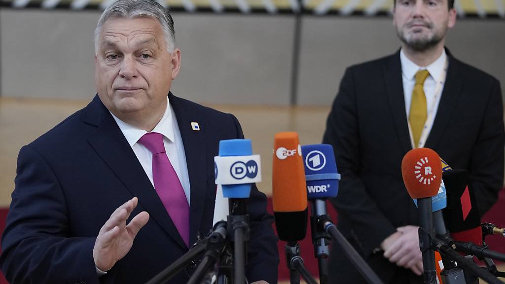 Ungarns Ministerpräsident Viktor Orban (l.) spricht mit Medienvertretern. Foto: Virginia Mayo/AP/dpa