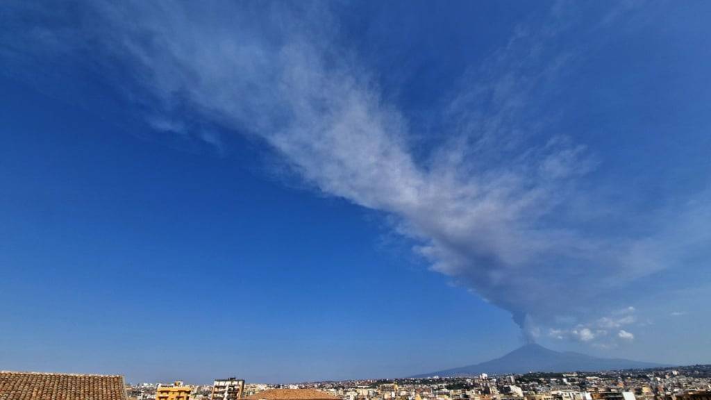 Eine etwa zehn Kilometer hohe Vulkanwolke verteilte sich am Sonntag über dem Ätna bei Catania Richtung Osten und Südosten.