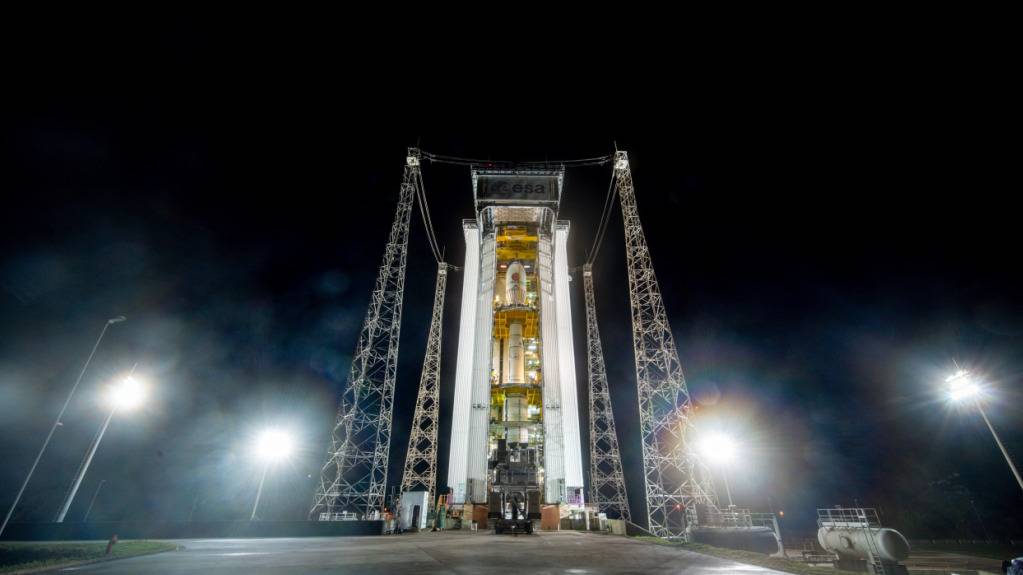 Der Satellit befindet sich in der Spitze der Vega-C-Rakete.