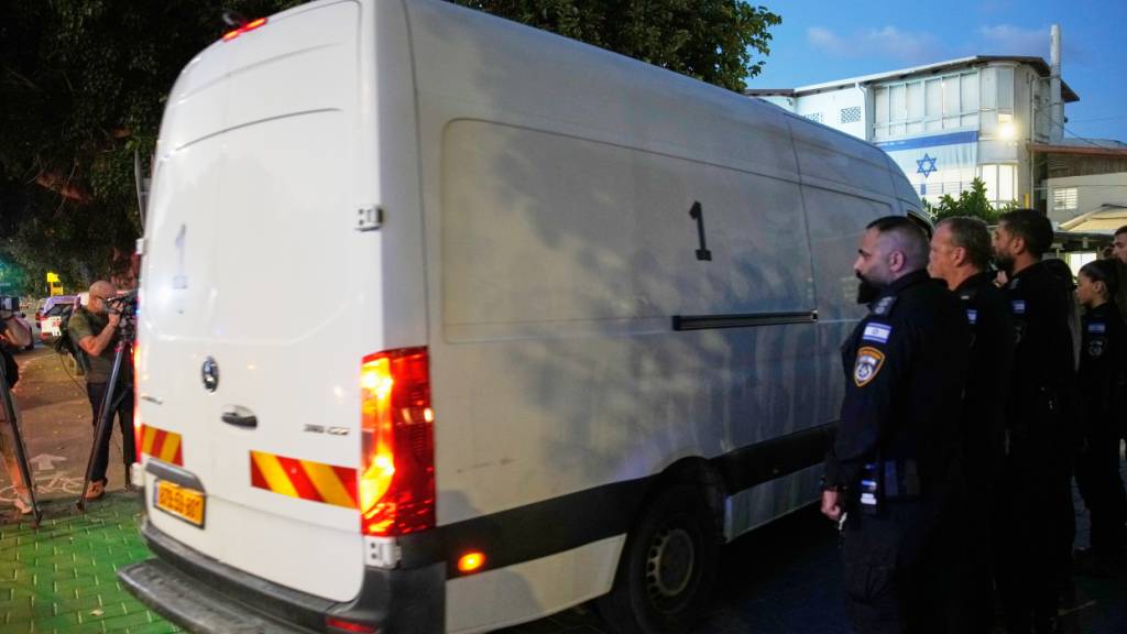 Ein Fahrzeug mit den sterblichen Überresten einer Person, die nach Angaben der Hamas eine verstorbene Geisel ist und von militanten Kämpfern aus dem Gazastreifen an die israelischen Behörden übergeben wurde, kommt am gerichtsmedizinischen Institut Abu Kabir an. Foto: Ohad Zwigenberg/AP/dpa