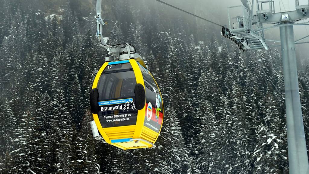 Warum der 8-jährige Junge im Skigebiet Braunwald von einer Sesselbahn stürzte, ist noch unklar. (Symbolbild)