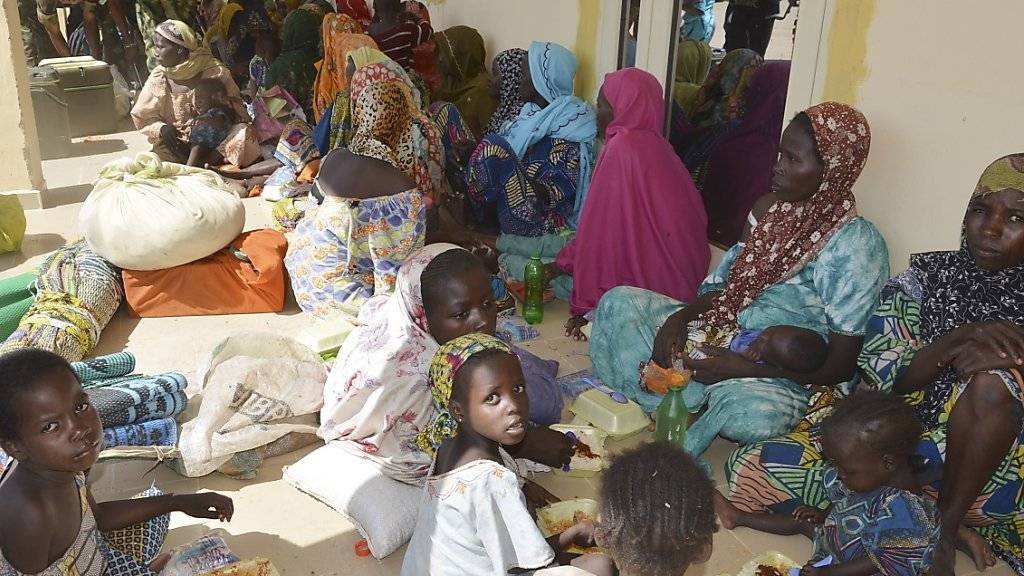 Frauen und Kinder vor einem Militärbüro im Nordosten Nigeria: Soldaten befreiten sie aus den Händen der islamistischen Terrorgruppe Boko Haram. (Archivbild)
