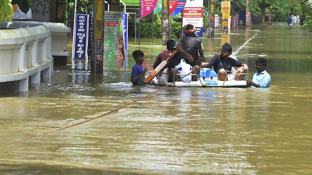 Fast 360 Tote, Tausende Obdachlose und teilweise meterhoch überflutete Strassen - die Lage in den Überschwemmungsgebieten in Indien spitzt sich zu.