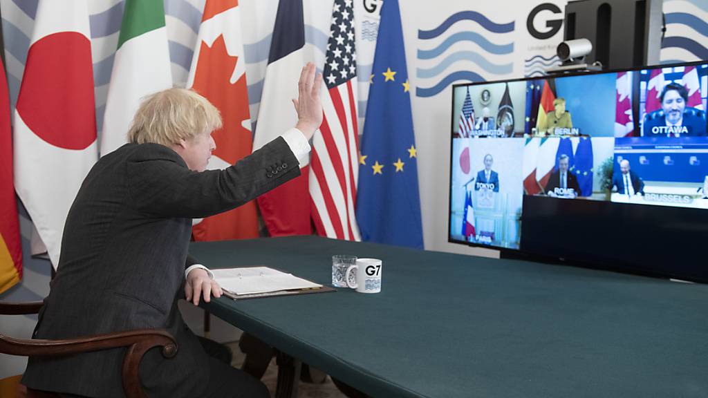 Boris Johnson, Premierminister von Großbritannien, winkt im Kabinettszimmer in der Downing Street in die Kamera während des virtuellen G7-Gipfels. Foto: Geoff Pugh/Pool The Telegraph/AP/dpa