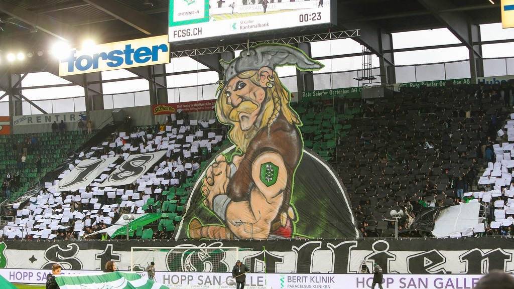 Auf in den Kampf: Die Choreographie der St.Gallen-Fans vor dem Heimspiel gegen die Grasshoppers.