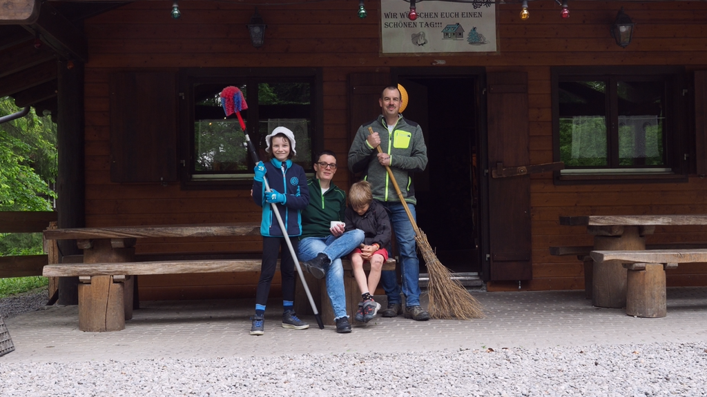 Eine schrecklich nette Familie für die Waldhütte Arni