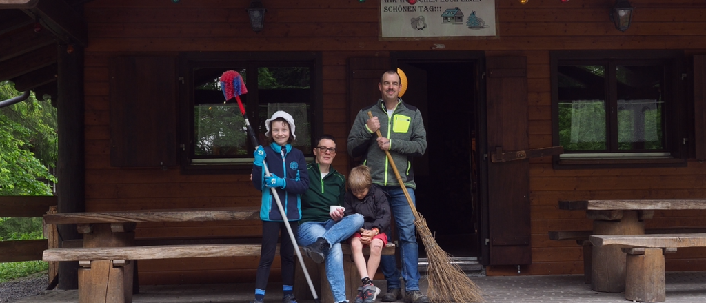 Eine schrecklich nette Familie für die Waldhütte Arni