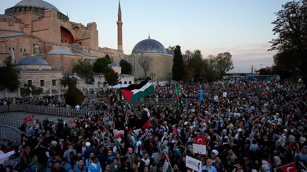 Demonstranten halten türkische und palästinensische Flaggen während einer Solidaritätskundgebung mit den Palästinensern vor der Hagia-Sophia-Moschee in Istanbul. Foto: Khalil Hamra/AP