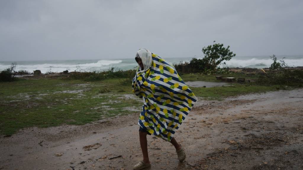 Ein Mann läuft im Regen vor der Ankunft des Hurrikans Melissa in Canizo, einem Dorf in Santiago de Cuba. Foto: Ramon Espinosa/AP/dpa