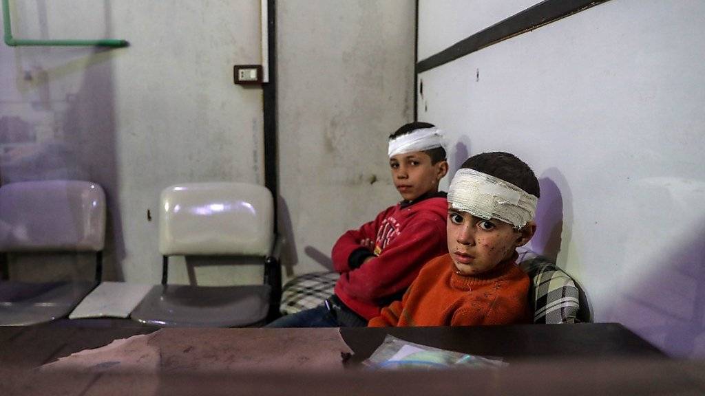 Zwei verletze Knaben warten in einem Spital in Ost-Ghuta, nachdem regierungstreue Truppen das belagerte Rebellengebiet wahllos beschossen hatten. (Bild vom 20. Februar).