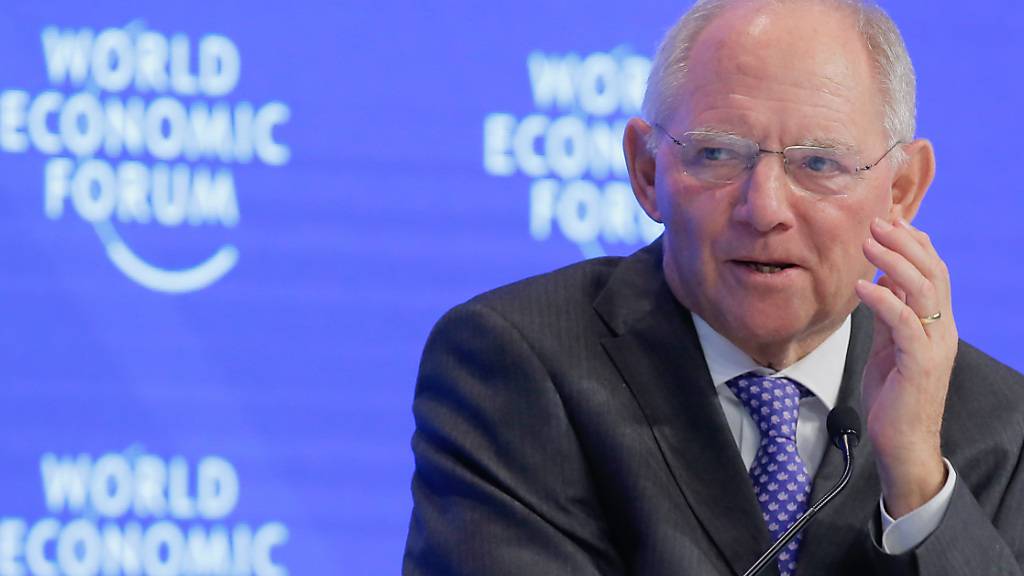 ARCHIV - Wolfgang Schäuble spricht auf dem jährlich stattfindenden Weltwirtschaftsforum in Davos (Schweiz). Foto: Michel Euler/AP/dpa