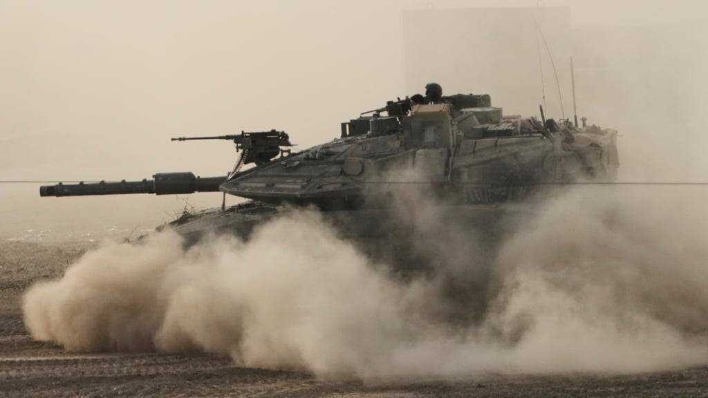 Ein israelischer Panzer bewegt sich in einem Bereitstellungsraum im Süden Israels nahe der Grenze zum Gazastreifen. Foto: Maya Alleruzzo/AP/dpa