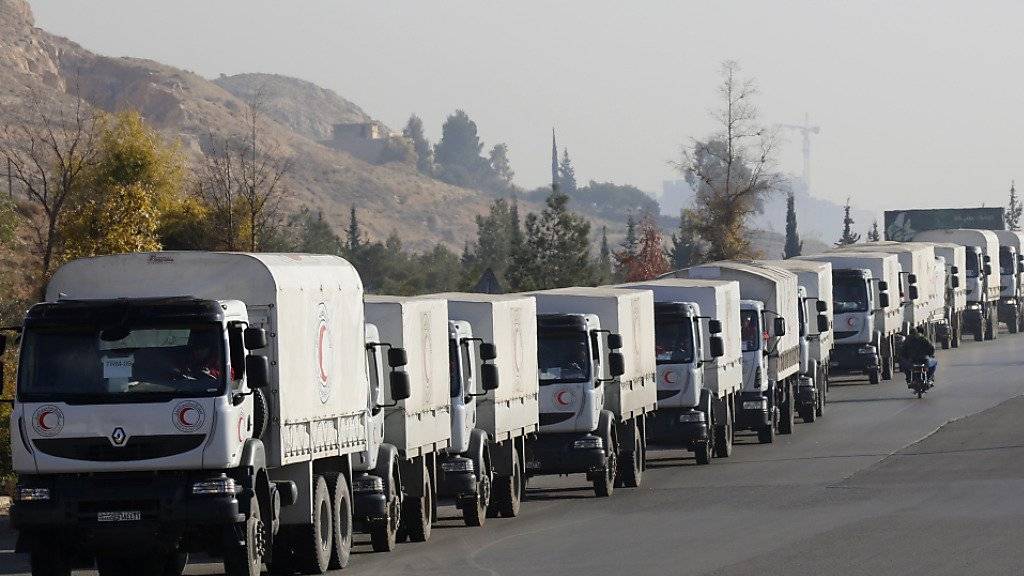 Die Hilfe steht bereit: UNO-Konvois warten in Syrien auf einen Passierschein des Regimes. (Archivbild)