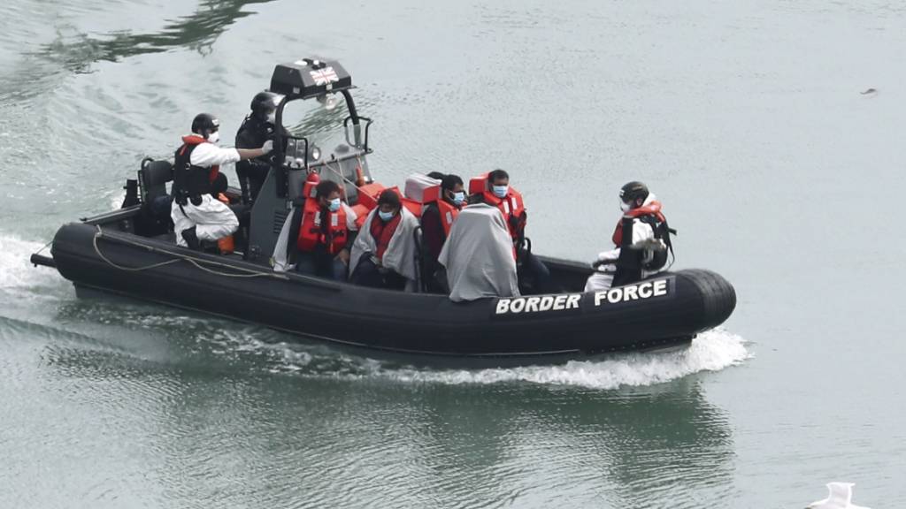 Migranten auf einem Boot der Grenzwache vor der englischen Stadt Dover Ende April. (Archivbild)