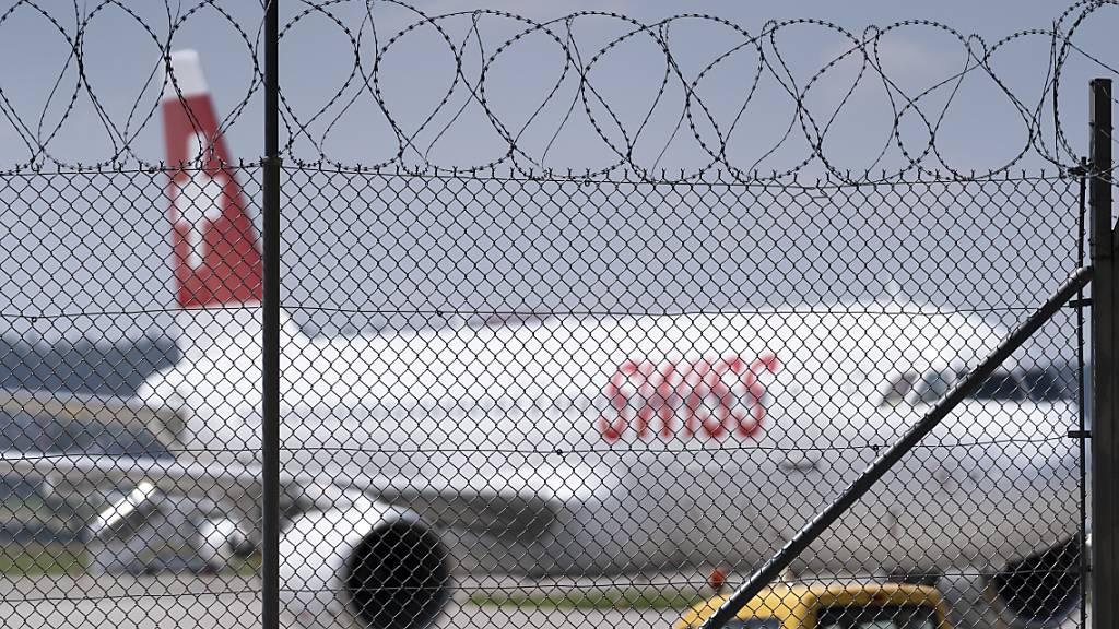 Die Gewerkschaft des Bodenpersonals wirft der Fluggesellschaft Swiss vor, den Krisen-Gesamtarbeitsvertrag entgegen der Vereinbarung vorzeitig in Kraft gesetzt zu haben. (Archivbild)