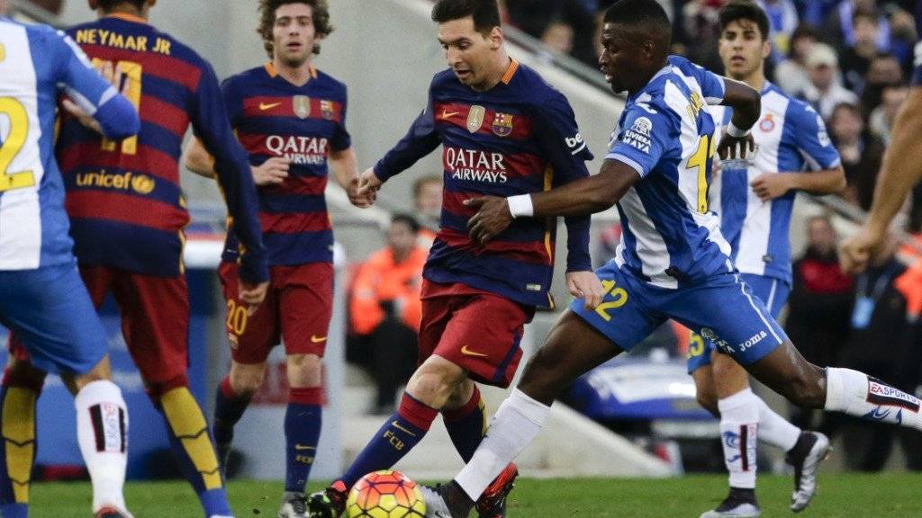 Auch Lionel Messi (Mitte) konnte das torlose 0:0 seines FC Barcelona im Stadtderby gegen Espanyol nicht verhindern