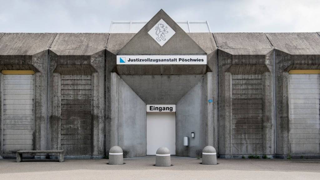 Die Kantonspolizei Zürich hat einen Mitarbeiter der JVA Pöschwies festgenommen. Er wird des Schmuggels verdächtigt. (Archivbild)