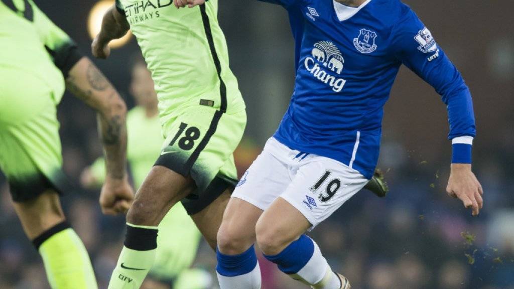 Evertons Gerard Deulofeu (rechts) im Kampf um den Ball gegen zwei Spieler von Manchester City