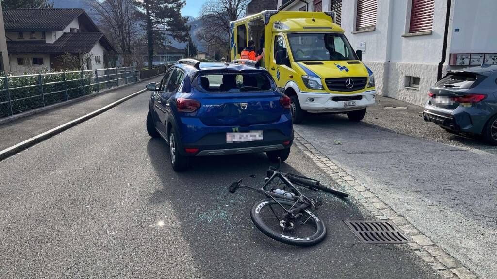 Ein Rennvelofahrer ist in Trübbach SG von einem Auto erfasst und dabei verletzt worden.