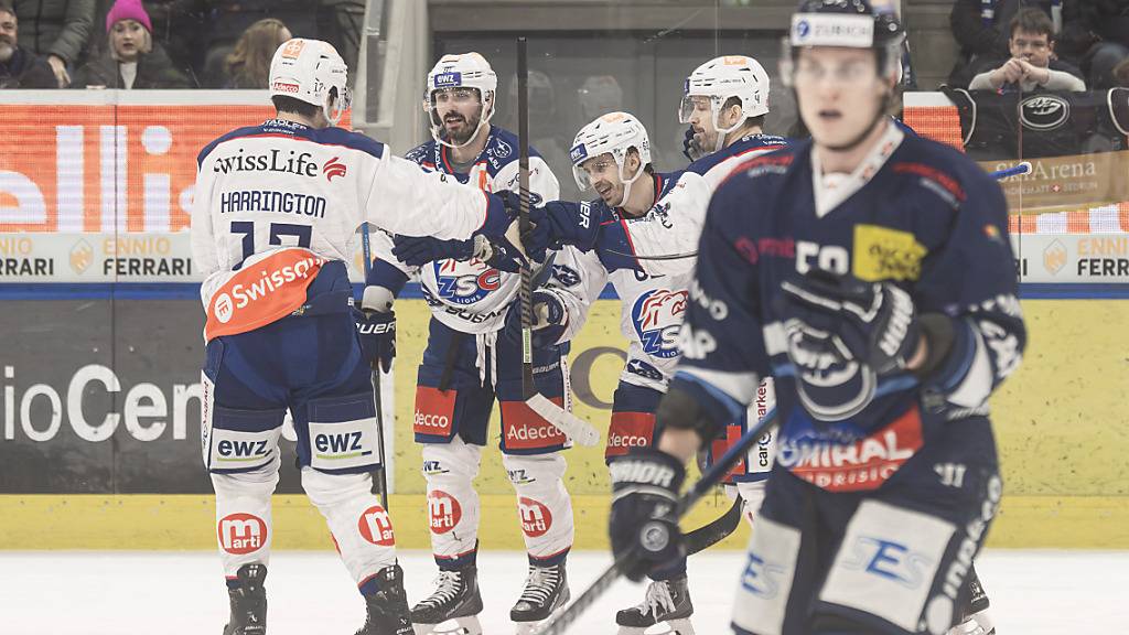 Denis Malgin bejubelt sein zweites Tor gegen Ambri