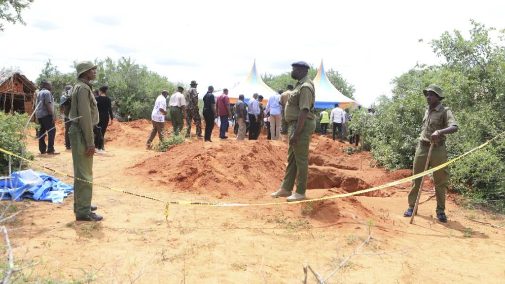 Die Polizei exhumiert im kenianischen Shakahola die Leichen von Opfern eines christlichen Sektenkults. Foto: Uncredited/AP/dpa