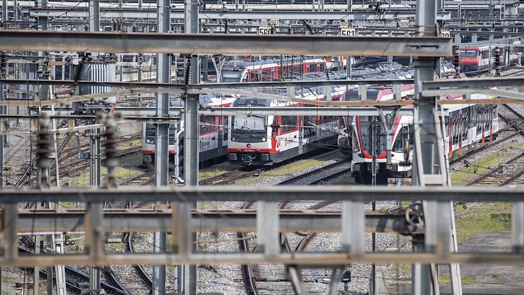 Züge der Zentralbahn am Bahnhof Luzern: Die Nidwaldner Regierung macht sich im Hinblick auf den Bau des Durchgangsbahnhofs für die Zentralbahn stark. (Archivbild)