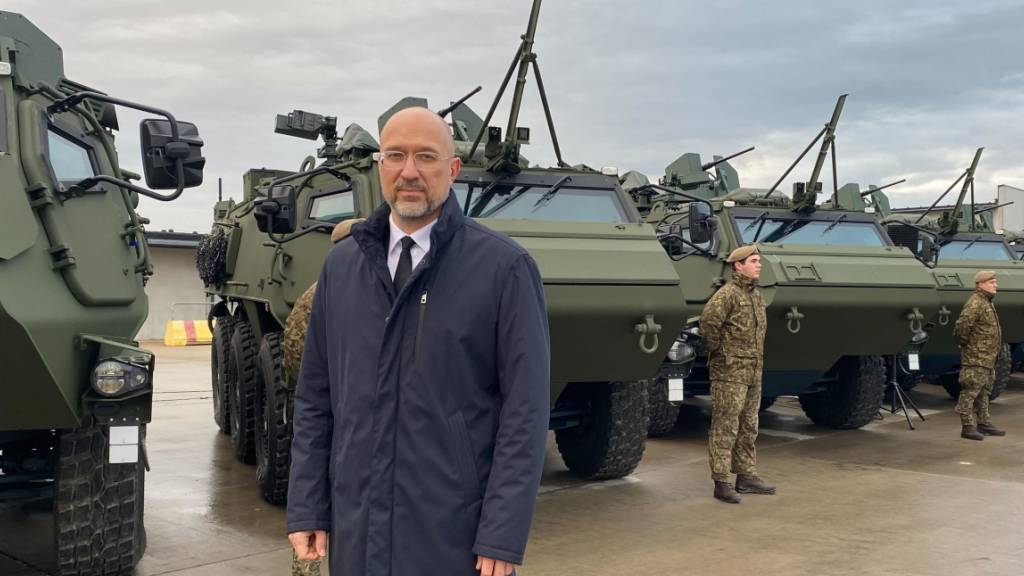 Der ukrainische Verteidigungsminister Denys Schmyhal steht bei der Übergabe von 21 Transport-Panzern vom Typ Patria 6x6 an die ukrainischen Streitkräfte auf dem lettischen Militärstützpunkt Adazi. Lettland hat der Ukraine weitere Militärhilfe für den Abwehrkampf gegen Russland geleistet. Foto: Alexander Welscher/dpa