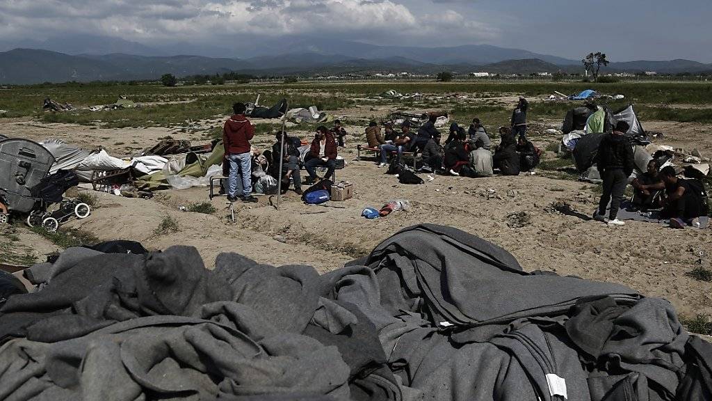 Letzte Flüchtlingsgruppen bereit zum Verlassen des griechisch-mazedonischen Grenzgebiets