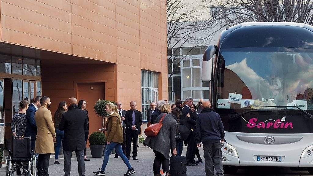 Angehörige der Opfer des Germanwings-Absturzes in den französischen Alpen vor einem Jahr treffen zur Trauerfeier in Marseille ein.