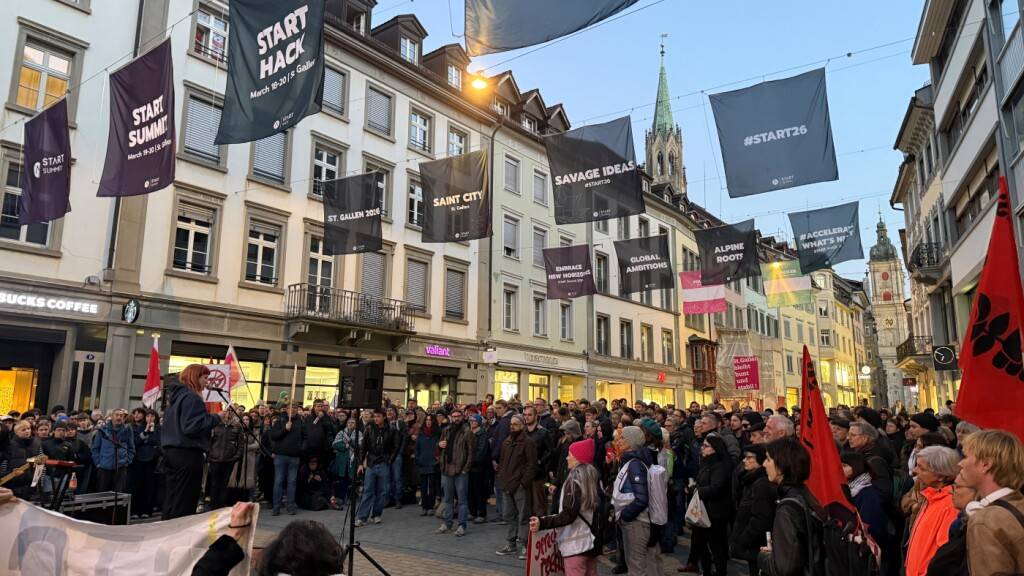 Die Kundgebungsteilnehmerinnen und -teilnehmer gegen Rechtsextremismus versammelte sich am Donnerstagabend in der St. Galler Altstadt.
