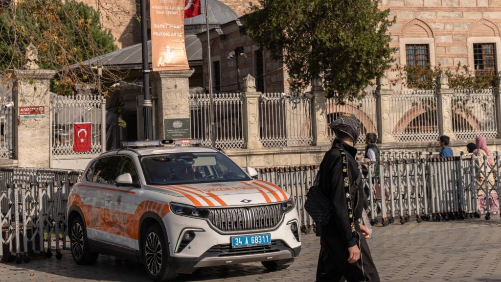 ARCHIV - Ein Fahrzeug der türkischen Tourismuspolizei ist in der Nähe der Hagia Sophia-Moschee im Stadtteil Sultanahmet zu sehen. Foto: Ahmed Deeb/dpa