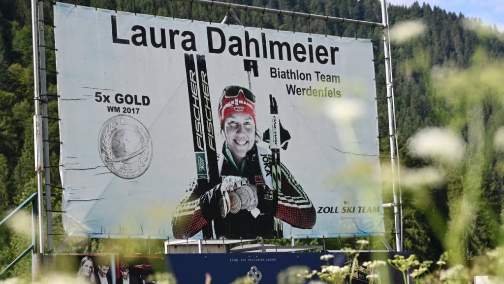 ARCHIV - Ein großes Plakat mit Laura Dahlmeier hängt neben der Schießanlage auf der Biathlon Trainingsstrecke nahe Garmisch-Partenkirchen. Die frühere Biathletin Laura Dahlmeier ist beim Bergsteigen im pakistanischen Gebirge schwer verunglückt. Foto: Str/dpa