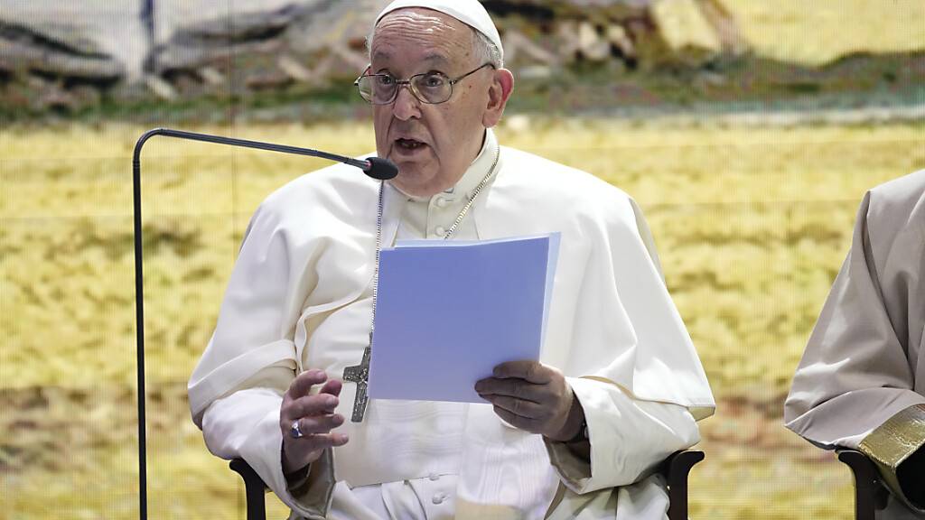 Papst Franziskus spricht während eines Treffens mit religiösen Führern auf dem Gelände des Hun Theatre in the Sky Resort etwa 15 Kilometer südlich der mongolischen Hauptstadt Ulaanbaatar. Foto: Andrew Medichini/AP