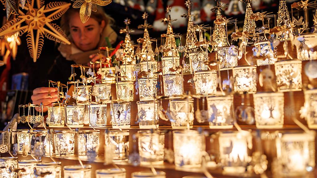 dpatopbilder - Weihnachtsschmuck steht an einem Stand auf dem Nürnberger Christkindlesmarkt zum Verkauf aus. Foto: Daniel Karmann/dpa