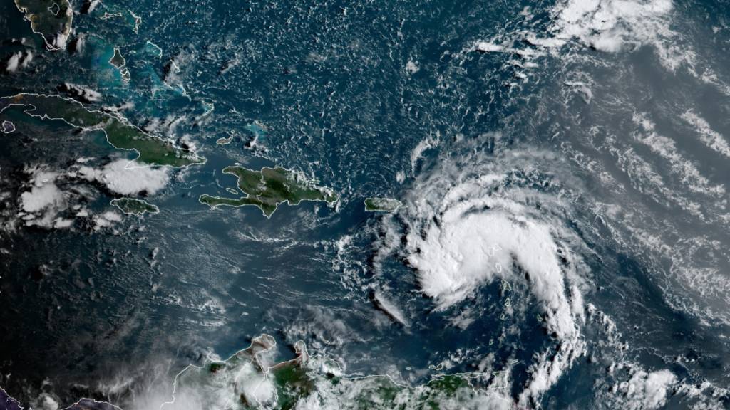 HANDOUT - Das Nationale Hurrikan-Zentrum gab eine Tropensturm-Warnung für die US-Jungferninseln und Puerto Rico heraus, wo die Meteorologen erwarteten, dass sich der potenzielle Wirbelsturm am Dienstag zum sechsten benannten Sturm, Fred, der atlantischen Hurrikansaison verstärken würde. Foto: NOAA/NESDIS/STAR GOES/AP/dpa - ACHTUNG: Nur zur redaktionellen Verwendung und nur mit vollständiger Nennung des vorstehenden Credits