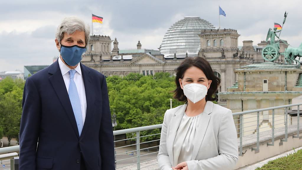 Sondergesandte des US-Präsidenten für Klimafragen John Kerry trifft Annalena Baerbock, Kanzlerkandidatin und Bundesvorsitzende von Bündnis 90/Die Grünen, im Rahmen seiner Europareise zur Vorbereitung der Weltklimakonferenz COP 26 in der US-Botschaft.