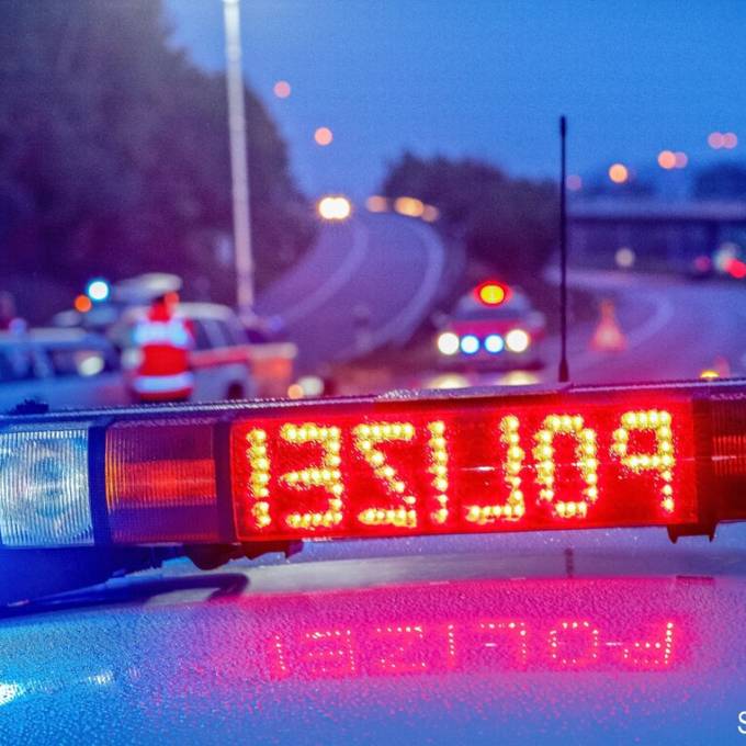 Betrunkener Mann stiehlt Auto und flüchtet vor Polizeikontrolle