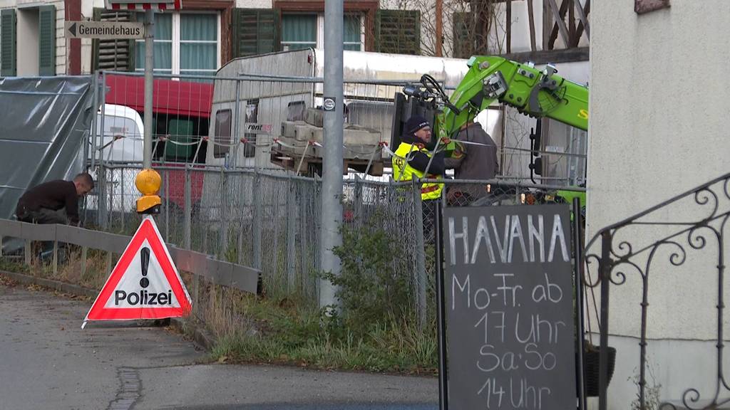 Polizei marschiert auf Skandal-Hof von Ulrich K. auf