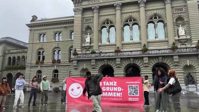 Jugendliche tanzen für Grundeinkommen in der Schweiz
