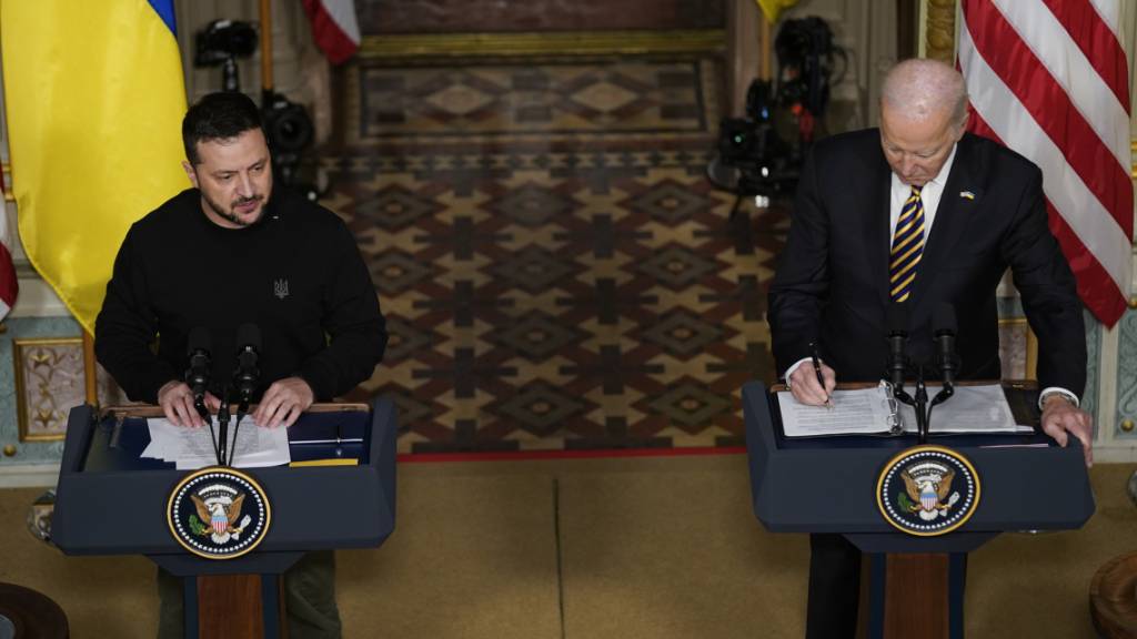 Wolodymyr Selenskyj (l), Präsident der Ukraine, spricht neben Joe Biden, Präsident der USA, bei einer Pressekonferenz im Indian Treaty Room im Eisenhower Executive Office Building auf dem Campus des Weißen Hauses, in Washington. Foto: Evan Vucci/AP/dpa