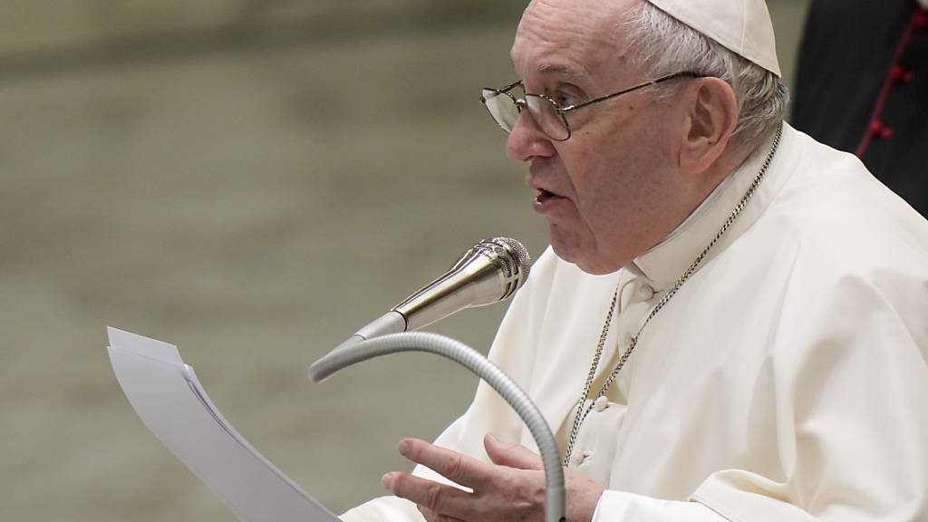 Papst Franziskus hält eine Rede während der wöchentlichen Generalaudienz. Foto: Andrew Medichini/AP/dpa