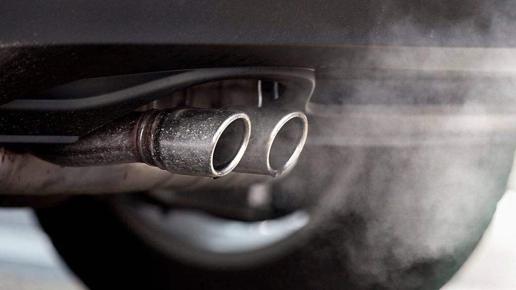 Besitzer alter Autos mit grösserem CO2-Ausstoss werden in Genf stärker zur Kasse gebeten. (Archivbild)