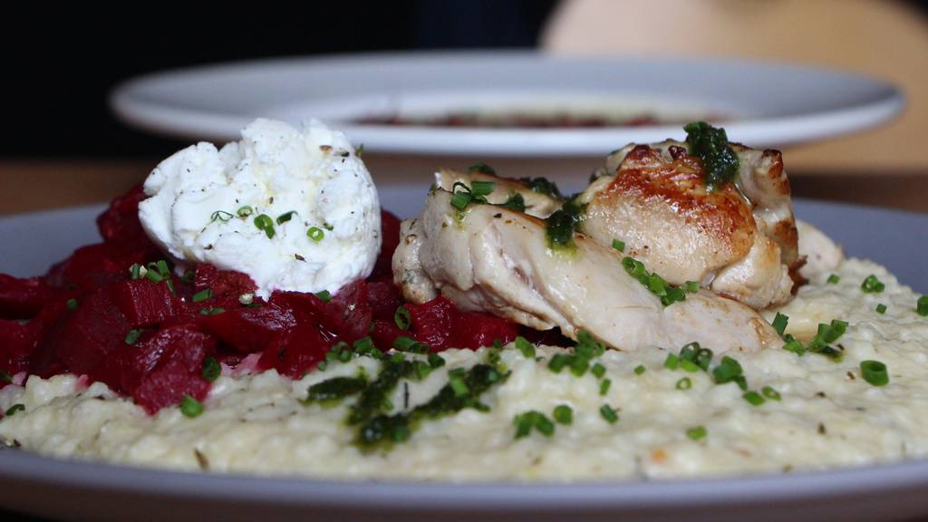 Keine Rösti mehr. Dafür: Pouletschenkel mit Ribelmais, Randen,  Ziegenkäse und Brenneselpesto.