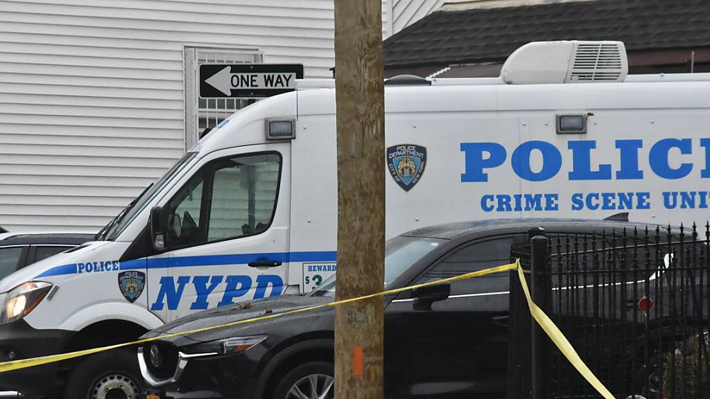 Am Tatort in Queens, der mit Flatterband abgesperrt ist, parkt ein Wagen der NYPD-Polizei der Crime Scene Unit. Foto: Kyle Mazza/TheNEWS2/ZUMA/dpa