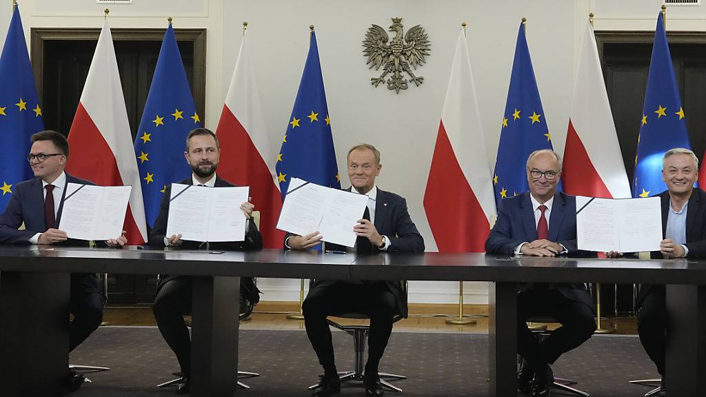 Drei polnische Oppositionsparteien haben in Warschau eine Koalitionsvertrag unterschrieben. Foto: Czarek Sokolowski/AP/dpa