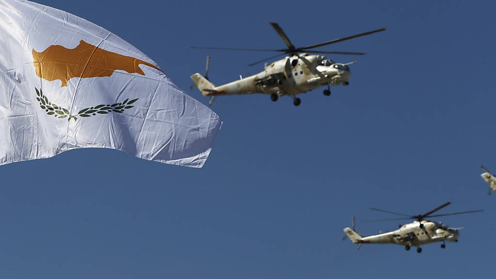 Militärhubschrauber der zypriotischen Luftstreitkräfte bei euner Militärparade zum 60. Jahrestages der Unabhängigkeit Zyperns.
