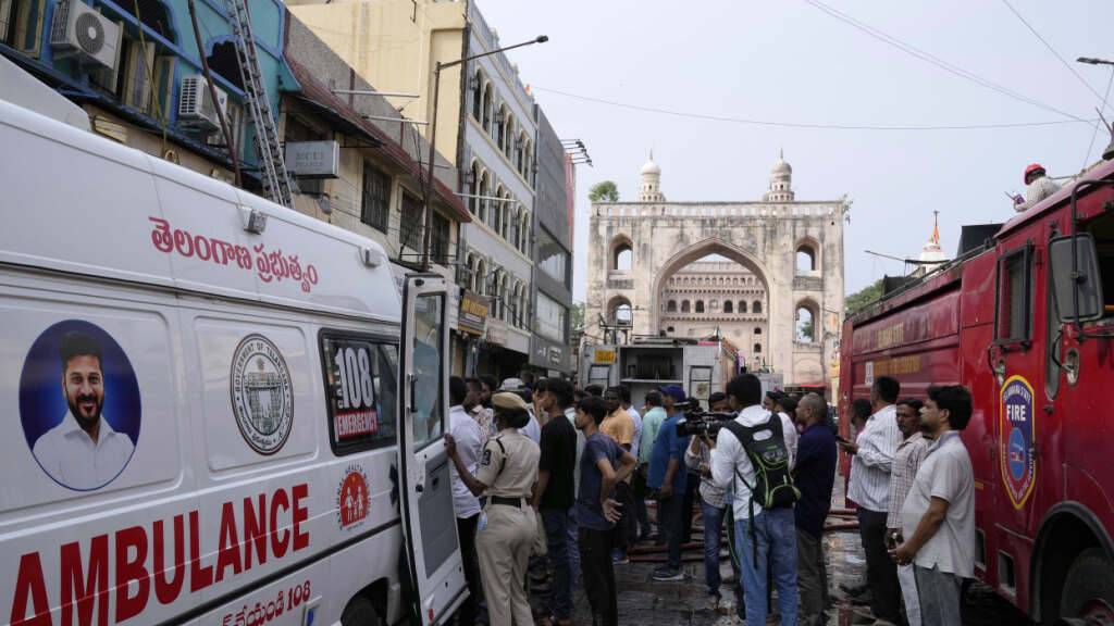 Ein Krankenwagen und ein Löschfahrzeug warten vor einem Gebäude, das in der Nähe des Charminar-Viertels in Brand geraten war. Foto: Mahesh Kumar A./AP/dpa