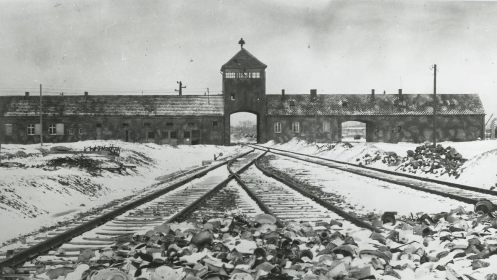 Eingang zum nationalsozialistischen Vernichtungslager Auschwitz-Birkenau, wo auf deutschen Befehl über eine Million Menschen ermordet wurden, mindestens 90 Prozent von ihnen Juden. (Archiv)